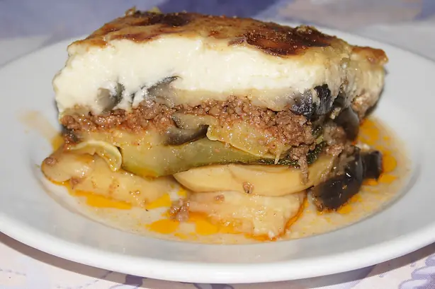 Foto von Original Griechisches Moussaka – Der herzhafte Auflauf-Klassiker – fertig angerichtet