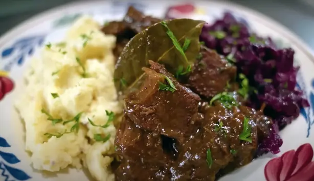 Foto von Original Holländisches Hachee – Zartes Rindfleisch in Zwiebelsauce – fertig angerichtet