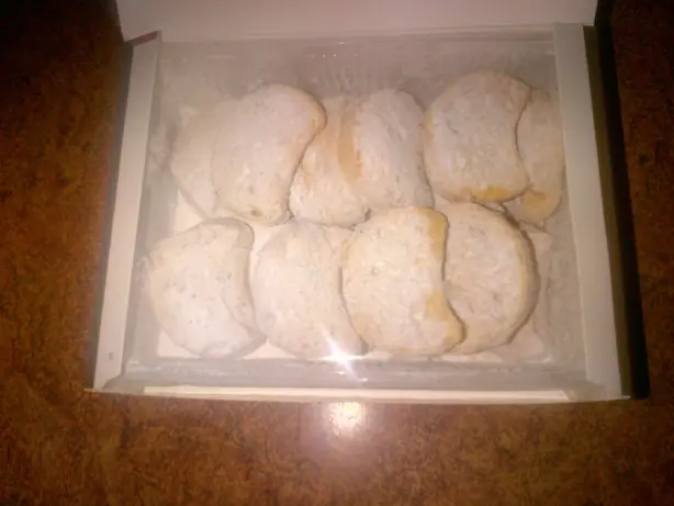 Foto von Original Kavala-Mandelkekse (Kourabiedes) – Zarte Halbmonde mit Röst-Aroma – fertig angerichtet