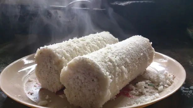 Foto von Original Kerala Puttu (Gedämpfter Reiskuchen mit Kokos) – fertig angerichtet
