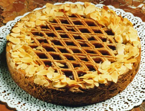 Foto von Original Linzer Torte - Der älteste Tortenklassiker der Welt – fertig angerichtet
