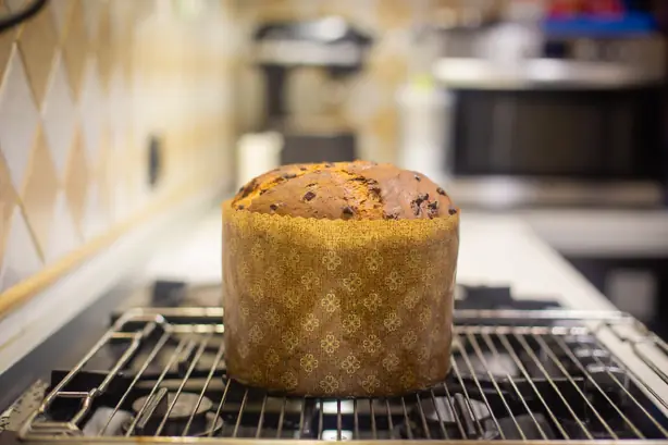 Foto von Original Mailänder Panettone (Traditionelles Weihnachtsgebäck) – fertig angerichtet