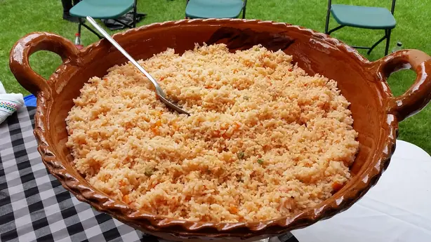 Foto von Original Mexikanischer Reis (Arroz Rojo) - Fluffig & Aromatisch – fertig angerichtet