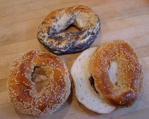 Foto von Original Montreal Style Bagel – Der süße Klassiker aus Kanada – fertig angerichtet