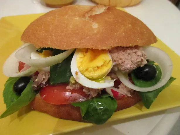 Foto von Original Pan Bagnat – Der provenzalische Sandwich-Klassiker – fertig angerichtet