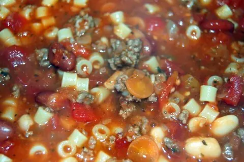 Foto von Original Pasta e fagioli (Italienischer Nudel-Bohnen-Eintopf) – fertig angerichtet