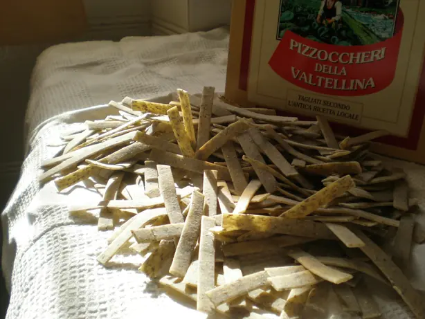 Foto von Original Pizzoccheri alla Valtellinese (Buchweizennudeln mit Wirsing & Kartoffeln) – fertig angerichtet