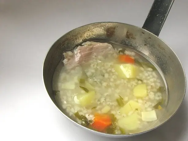 Foto von Original Polnische Krupnik – Herzhafte Graupensuppe nach Warschauer Art – fertig angerichtet