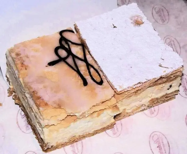 Foto von Original polnische Papst-Kremówka (Napoleonka) - Der himmlische Vanille-Klassiker – fertig angerichtet