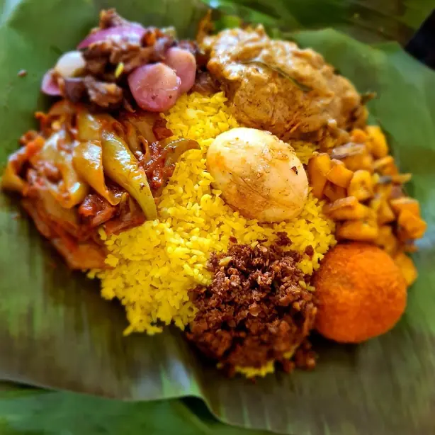 Foto von Original Sri Lankan Lamprais – Der ultimative Dutch Burgher Klassiker im Bananenblatt – fertig angerichtet