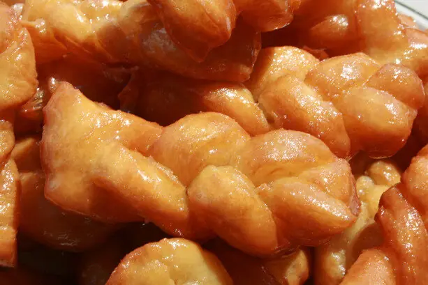 Foto von Original Südafrikanische Koeksisters – Goldene Sirup-Zöpfe – fertig angerichtet