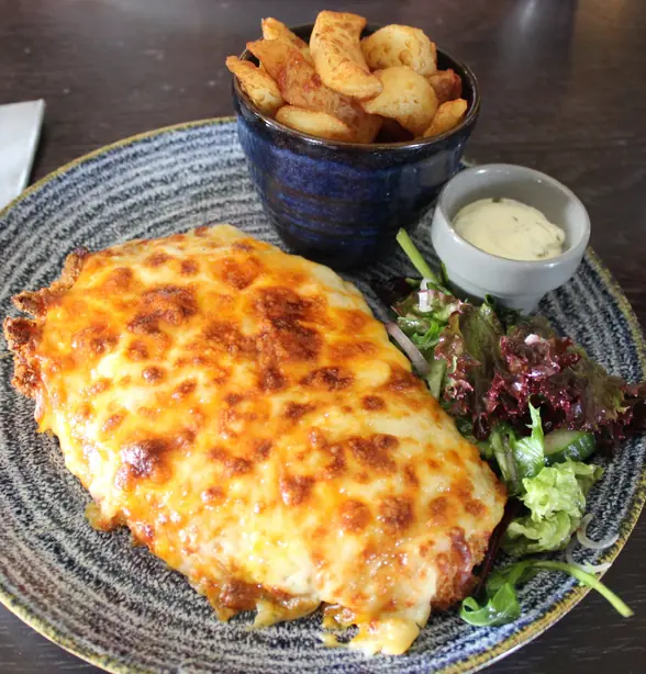 Foto von Original Teesside Parmo – fertig angerichtet