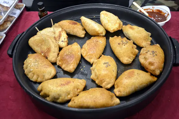 Foto von Original Trakai Kibinai – Litauische Teigtaschen mit Lamm & Zwiebeln – fertig angerichtet