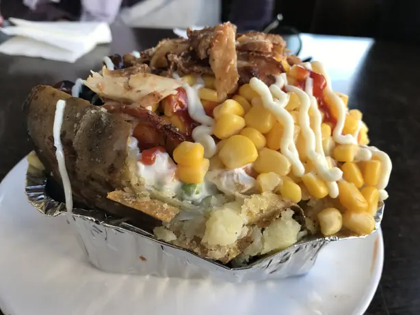 Foto von Original Türkischer Kumpir - Die ultimative gefüllte Ofenkartoffel – fertig angerichtet