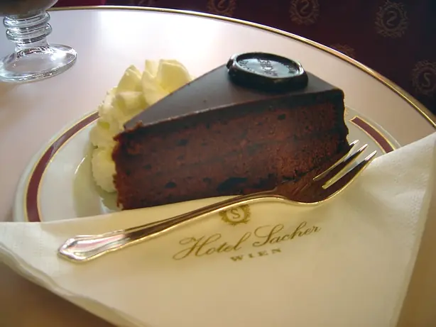 Foto von Original Wiener Sachertorte – fertig angerichtet