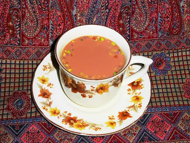 Foto von Originaler Kashmiri Noon Chai (Pink Tea) - Der legendäre rosa Salze-Tee – fertig angerichtet