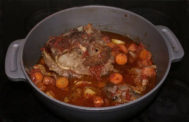 Foto von Ossobuco alla Milanese – Zarte geschmorte Kalbshaxen nach Mailänder Art – fertig angerichtet