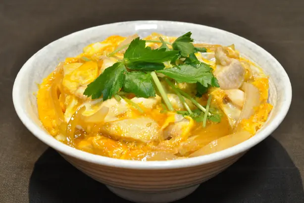 Foto von Oyakodon - Japanische Hühnchen-Ei-Reisschale für die Seele – fertig angerichtet