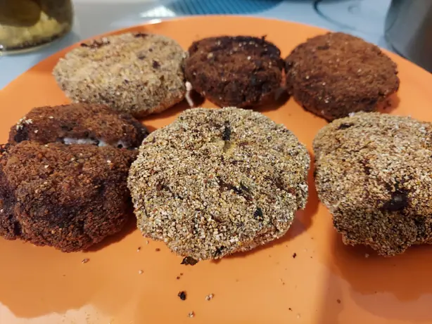 Foto von Pârjoale – Rumänische Frikadellen nach Moldauer Art – fertig angerichtet