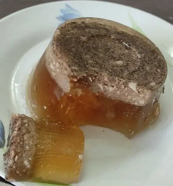 Foto von P'tcha (Gelierter Kalbsfuß) – fertig angerichtet