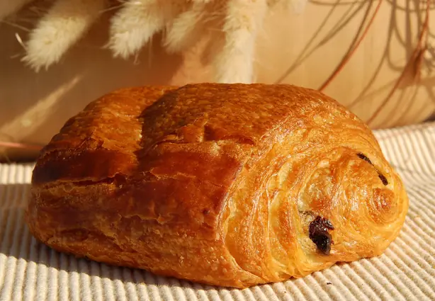 Foto von Pain au chocolat – Der französische Frühstücksklassiker mit zartschmelzendem Kern – fertig angerichtet