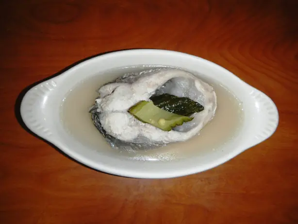 Foto von Paksiw na Isda – Philippinischer Fisch in würzigem Essigsud – fertig angerichtet