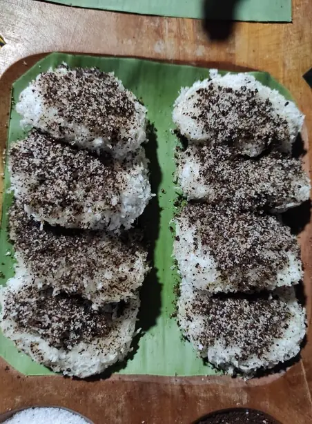 Foto von Palitaw - Philippinische Klebreis-Taler mit Kokos und Sesam – fertig angerichtet