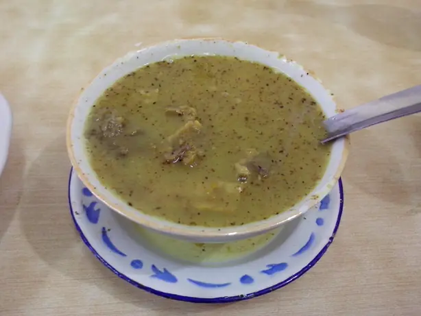 Foto von Pallubasa - Makassars legendärer Rindfleischeintopf mit gerösteter Kokosnuss – fertig angerichtet