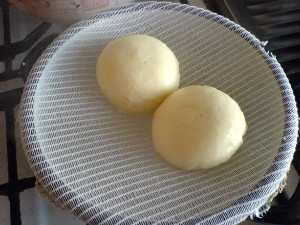 Foto von Pampuchy (Polnische Dampfnudeln) – fertig angerichtet