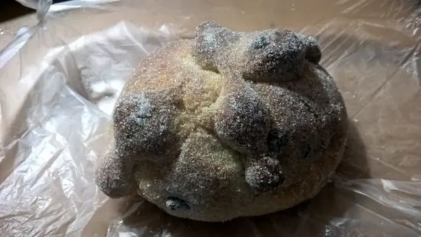 Foto von Pan de Muerto (Mexikanisches Totenbrot) – fertig angerichtet