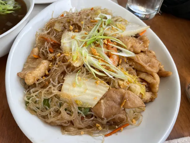 Foto von Pancit Bihon (Philippinische Glasnudel-Pfanne) – fertig angerichtet