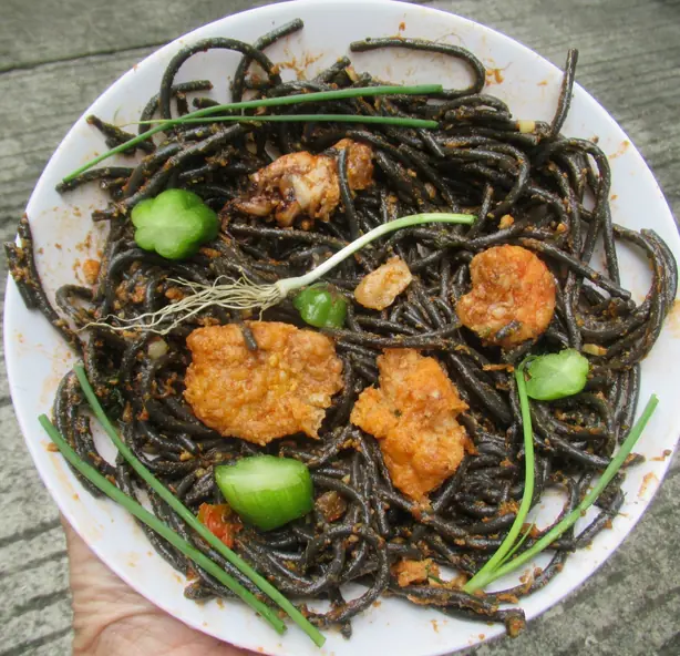 Foto von Pancit Choca (Schwarze Tintenfischnudeln) – fertig angerichtet