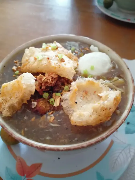 Foto von Pancit Lomi - Cremige philippinische Nudelsuppe – fertig angerichtet