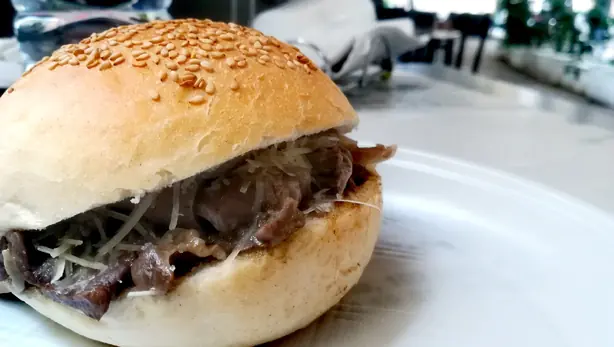 Foto von Pani câ meusa (Sizilianisches Milz-Sandwich) – fertig angerichtet