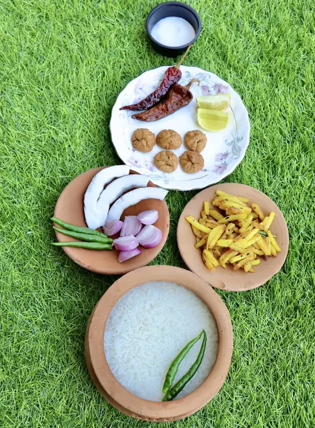 Foto von Panta Bhat (Fermentierter Reis) – fertig angerichtet