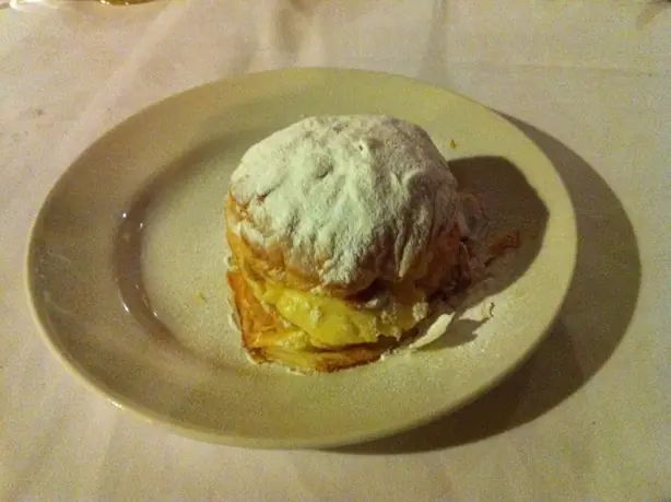 Foto von Pantxineta – Baskische Blätterteig-Creme-Torte – fertig angerichtet