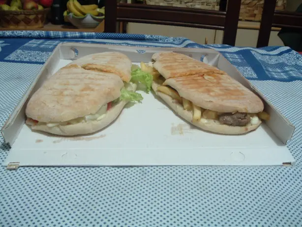 Foto von Panuozzo di Gragnano – Das ultimative Pizza-Sandwich – fertig angerichtet