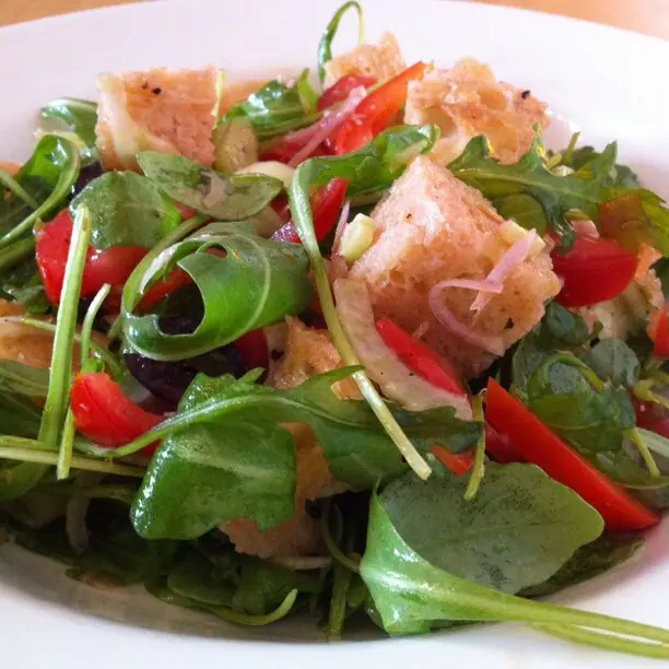 Foto von Panzanella - Der klassische toskanische Brotsalat – fertig angerichtet