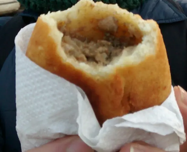 Foto von Papa Rellena (Gefüllte Kartoffelkroketten) – fertig angerichtet