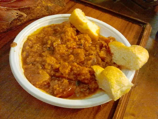 Foto von Pappa al pomodoro (Toskanische Tomaten-Brotsuppe) – fertig angerichtet