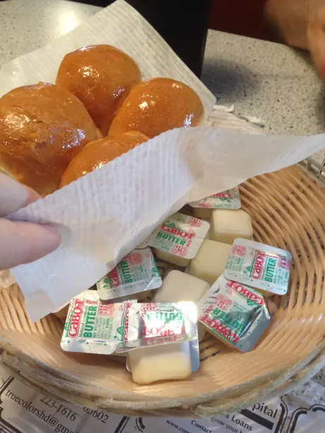 Foto von Parker House Rolls (Klassische Butter-Hefebrötchen) – fertig angerichtet