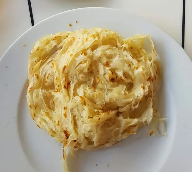 Foto von Parotta (Südindisches Schichtbrot) – fertig angerichtet