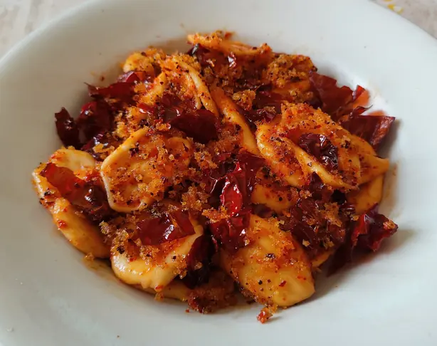 Foto von Pasta con i peperoni cruschi (Pasta mit knusprigen Paprika) – fertig angerichtet