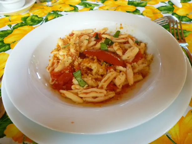 Foto von Pasta Mollicata – Süditalienische Nudeln mit gerösteten Bröseln – fertig angerichtet