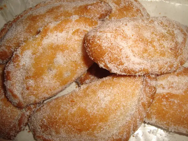 Foto von Pastissets de Tortosa (Gefülltes spanisches Gebäck) – fertig angerichtet