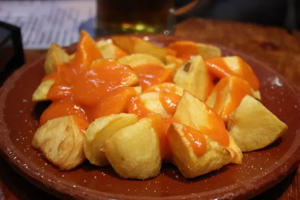 Foto von Patatas Bravas (Spanische scharfe Kartoffelwürfel) – fertig angerichtet