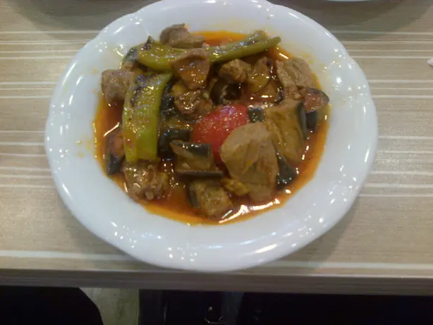 Foto von Patlıcan Kebabı (Türkischer Auberginen-Kebab) – fertig angerichtet