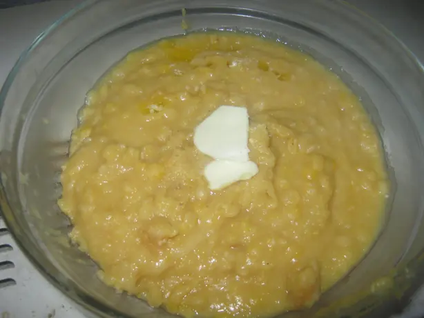 Foto von Pease Pudding (Traditionelles Britisches Erbsenpüree) – fertig angerichtet