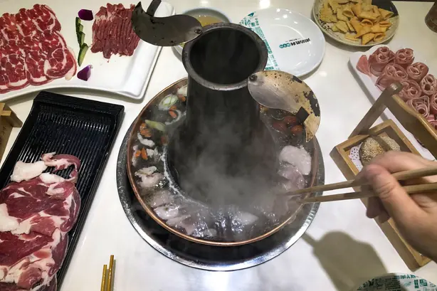 Foto von Pekinger Feuertopf mit zartem Lamm (Shuan Yangrou) – fertig angerichtet