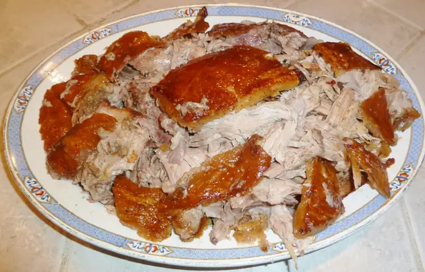 Foto von Pernil (Puerto-Ricanischer Schweinebraten) – fertig angerichtet
